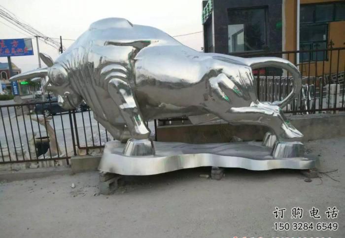 不銹鋼牛雕塑廠家 公園動物小品 鏡面牛雕塑效果