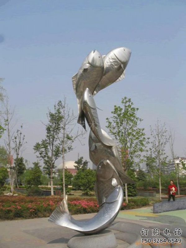 不銹鋼群魚雕塑廠家 魚群雕塑小品 群魚雕塑實景圖