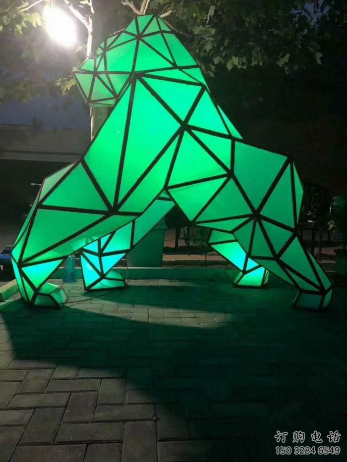 燈光北極熊雕塑廠家 提供不銹鋼北極熊雕塑