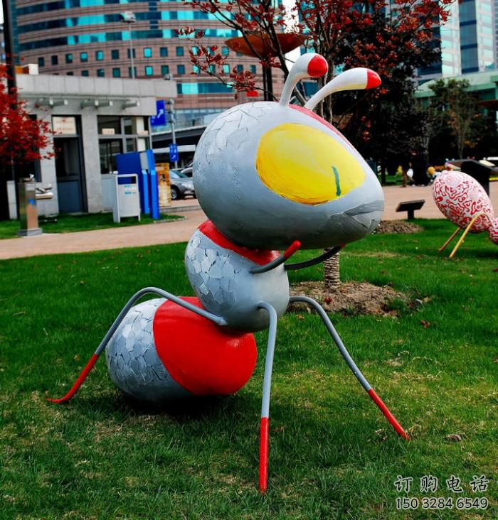 農(nóng)村螞蟻雕塑廠家 卡通噴漆小品 游樂場異形螞蟻雕塑