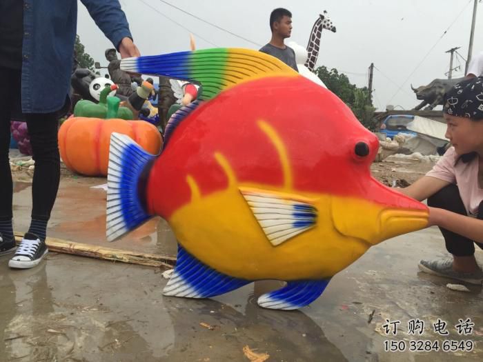 幼兒園魚(yú)兒雕塑廠家 卡通噴漆小品 戶外異形魚(yú)兒雕塑
