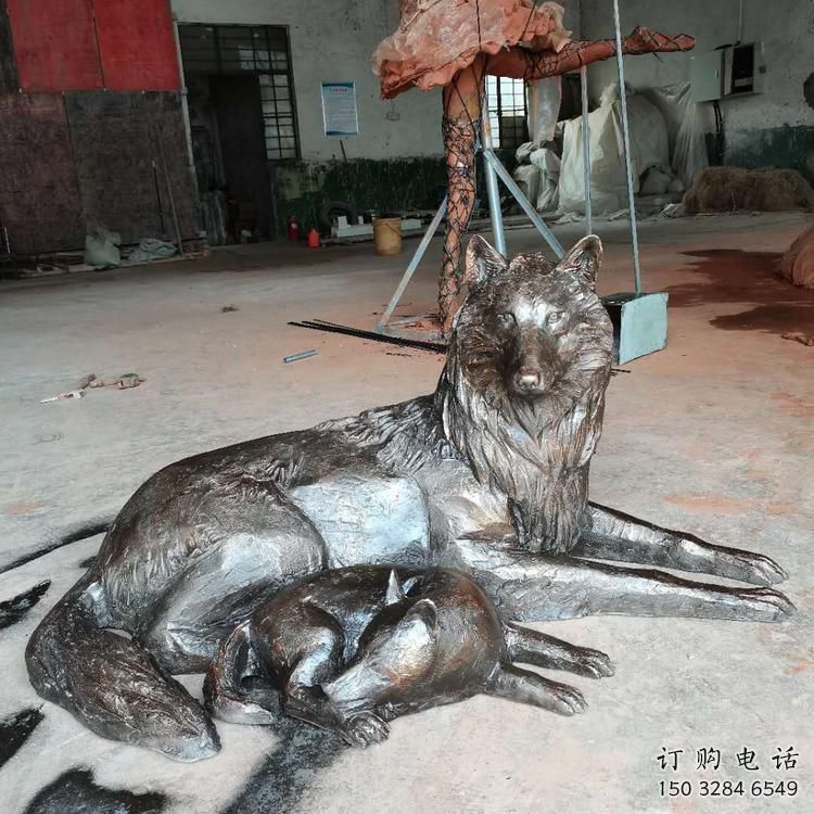 噴漆狼雕塑廠家 現(xiàn)代廣場(chǎng)小品 草地仿古狼雕塑