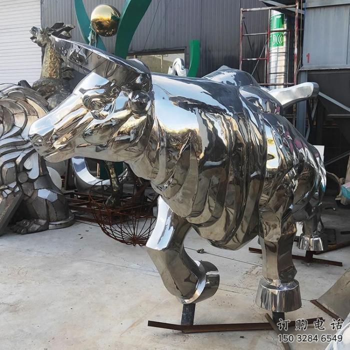 步行街犀牛雕塑廠家 創(chuàng)意鍛造擺件 戶外鏡面犀牛雕塑