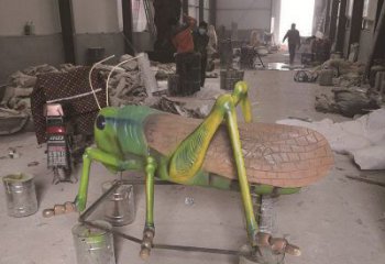 農村螞蚱雕塑廠家 卡通噴漆小品 戶外異形螞蚱雕塑