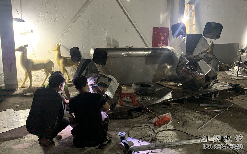 鍛造老鼠雕塑廠家 現(xiàn)代抽象擺件 草地切面老鼠雕塑