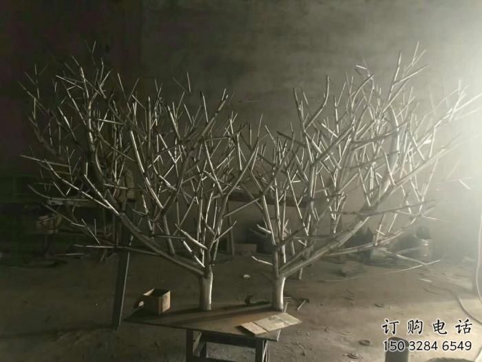 別墅鹿角雕塑廠家 卡通噴漆小品 戶外鏤空鹿角雕塑