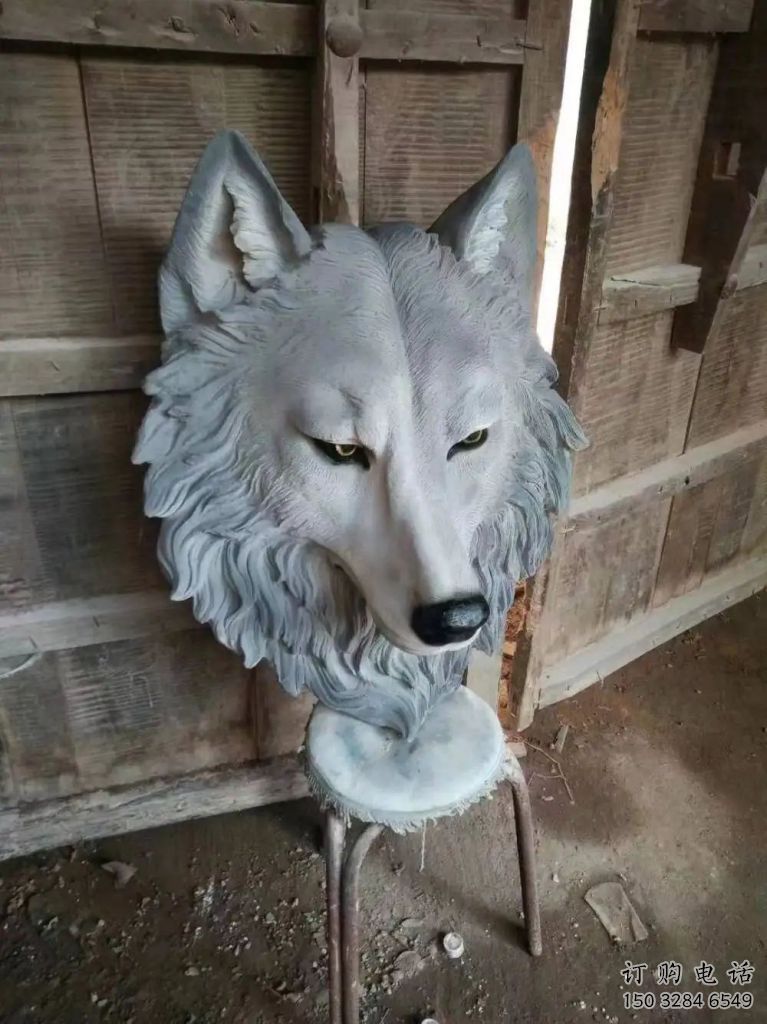 彩繪狼頭雕塑廠家 卡通噴漆小品 草地切面狼頭雕塑