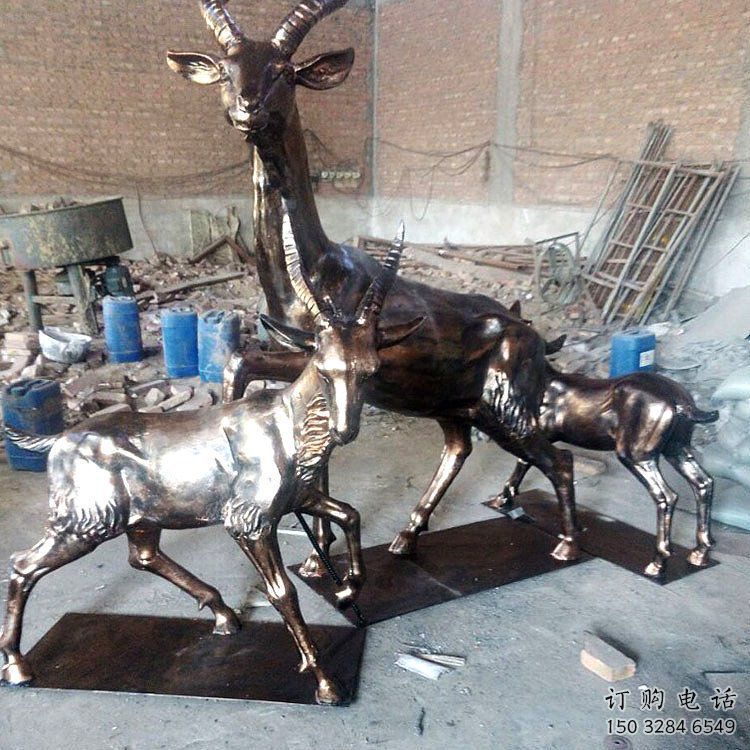 鍛造羊雕塑廠家 卡通噴漆擺件 廣場(chǎng)不銹鋼羊雕塑