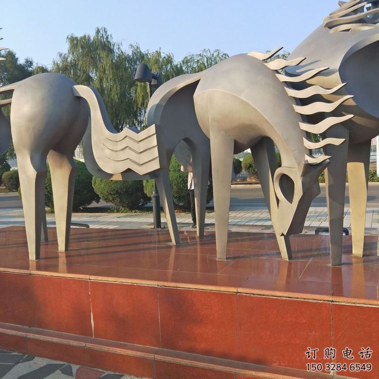 步行街跑馬雕塑廠家 創意鏤空擺件 草地切面跑馬雕塑