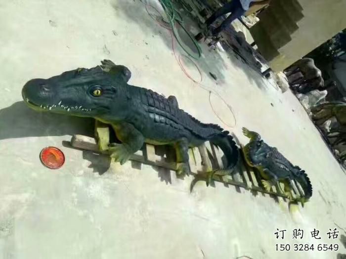 草地鱷魚雕塑廠家 海洋異形小品 公園異形鱷魚雕塑