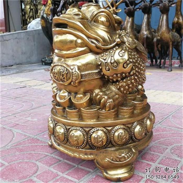 步行街金蟾雕塑廠家 創意烤漆擺件 大型仿真金蟾雕塑