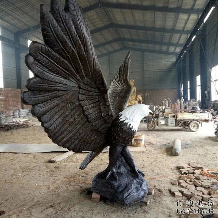 噴漆雄鷹雕塑廠家 卡通廣場(chǎng)小品 草地大型雄鷹雕塑