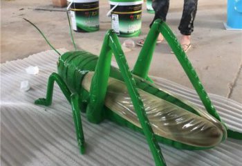 噴漆蟈蟈雕塑廠家 卡通廣場小品 草地切面蟈蟈雕塑