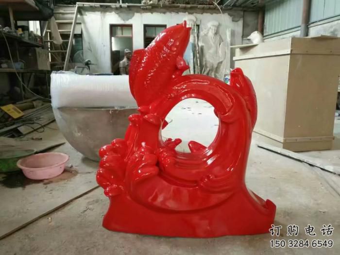 彩繪魚跨環(huán)雕塑廠家 卡通噴漆小品 草地魚跨環(huán)雕塑