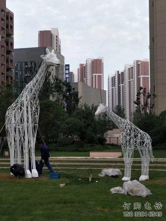 庭院長(zhǎng)頸鹿雕塑廠家 歐式仿真擺件 戶外噴漆長(zhǎng)頸鹿雕塑