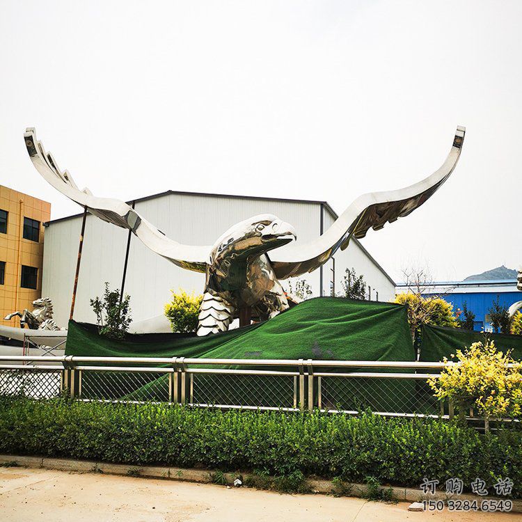 街道鷹雕塑廠家 創(chuàng)意草地小品 戶外拉絲鷹雕塑