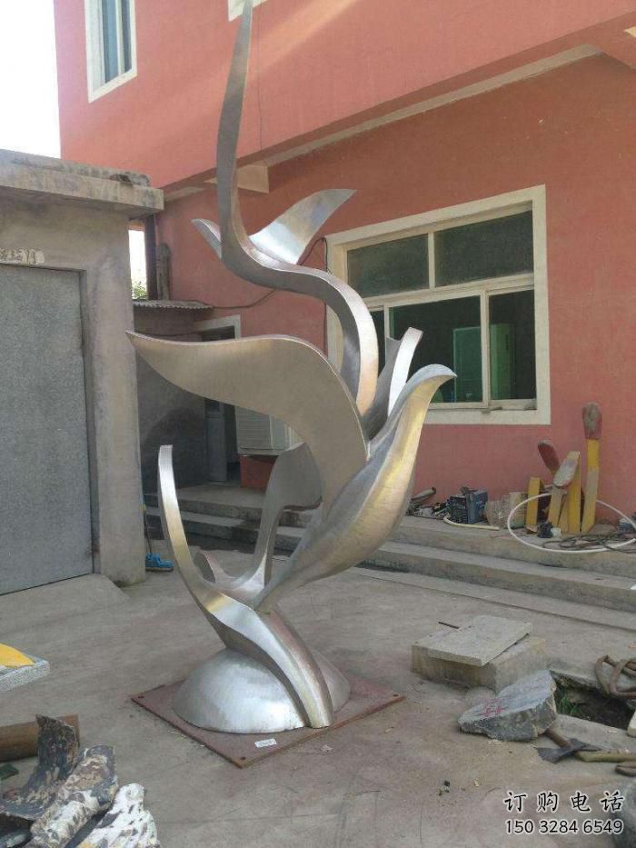 街道和平鴿雕塑廠家 創(chuàng)意村口小品 抽象拉絲和平鴿雕塑