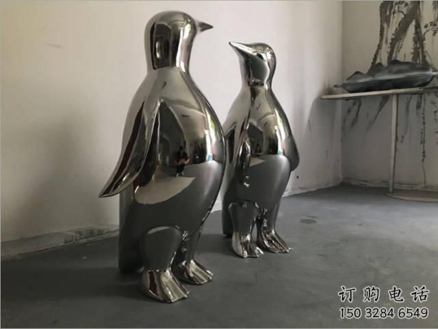 鍛造企鵝雕塑廠家 卡通噴漆擺件 廣場(chǎng)鏡面企鵝雕塑