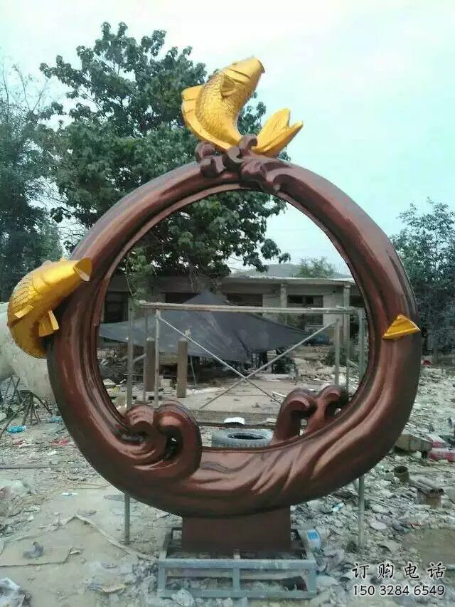 噴漆魚跨環(huán)雕塑廠家 戶外廣場小品 草地切面魚跨環(huán)雕塑