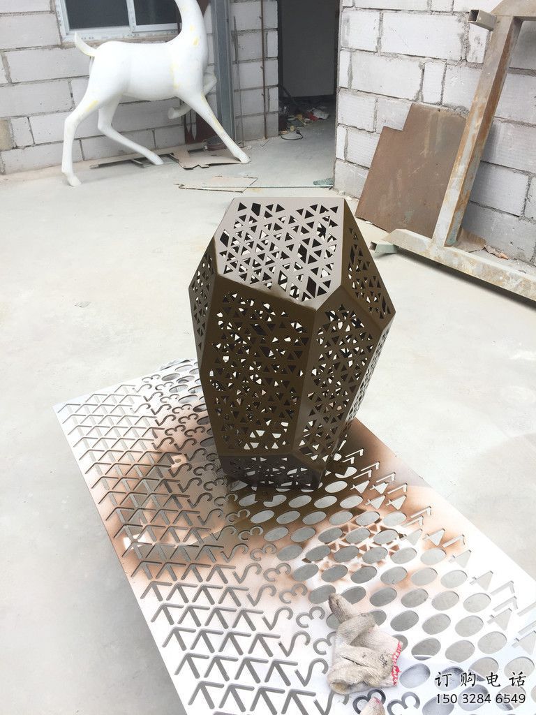 商業(yè)街石塊雕塑廠家 戶外鏤空擺件 現(xiàn)代不銹鋼石塊雕塑