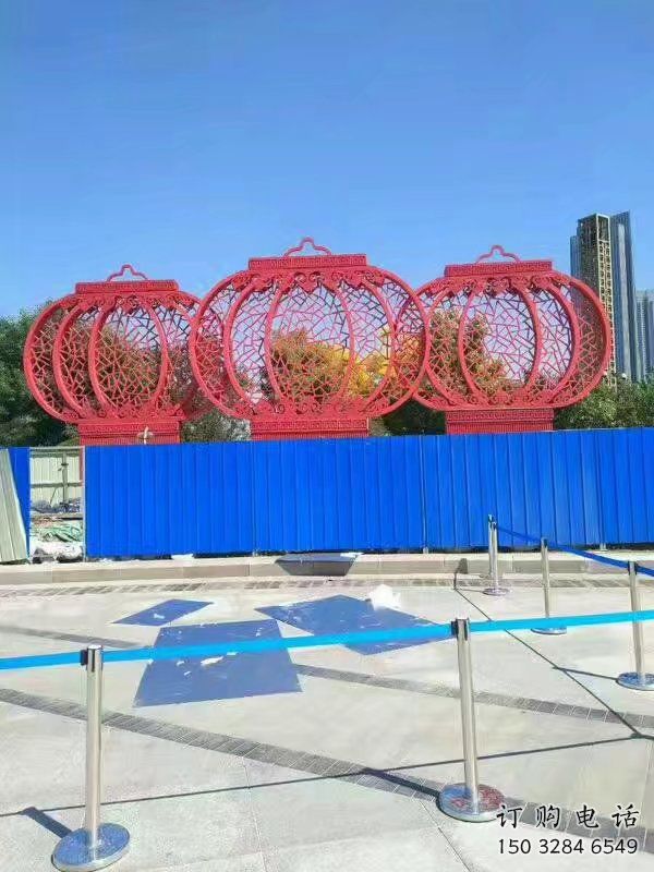 拉絲燈籠雕塑廠家 鏤空創(chuàng)意擺件 別墅區(qū)不銹鋼燈籠雕塑
