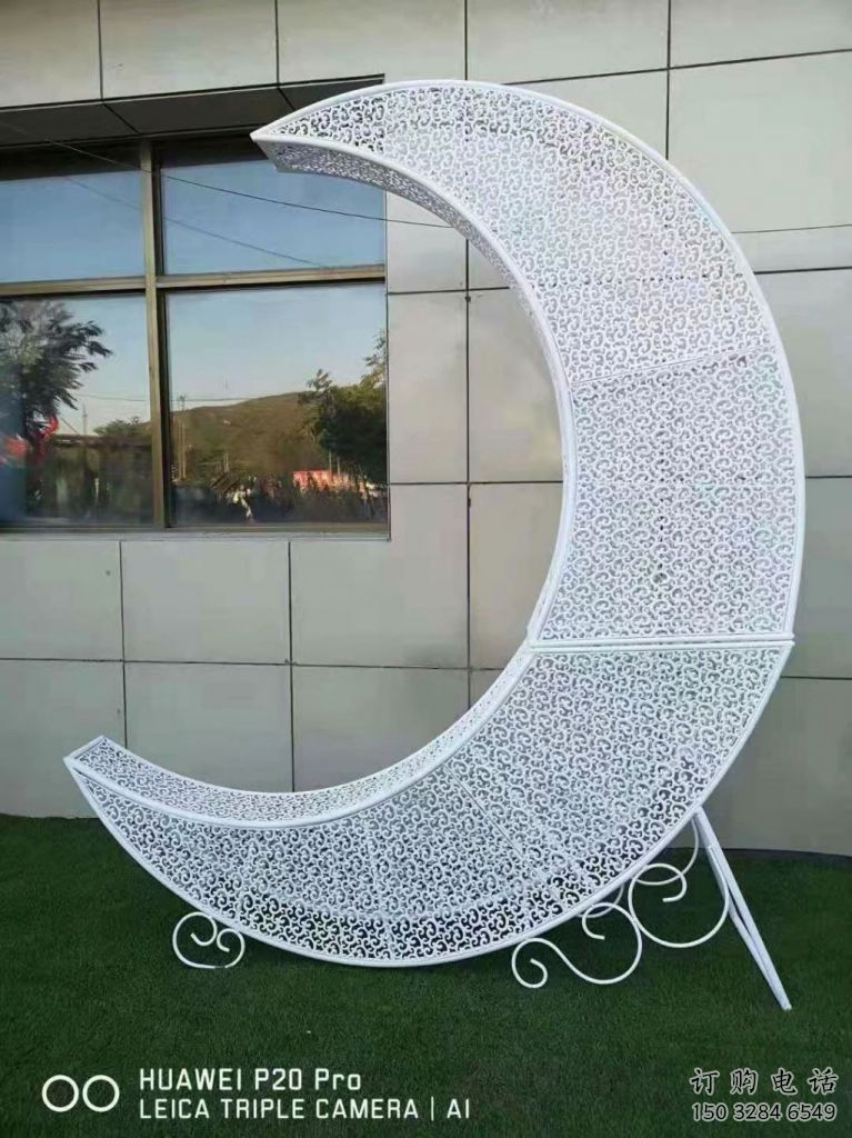 鏤空月牙雕塑廠家 園林小品 住宅小區不銹鋼月牙雕塑生產