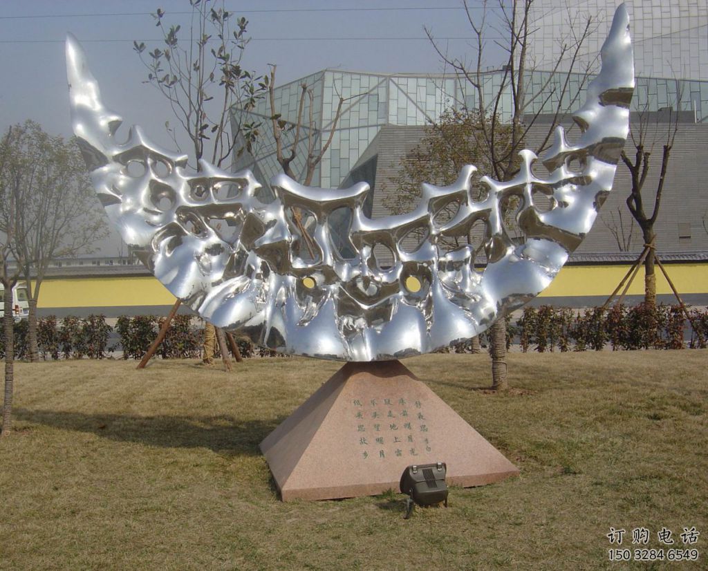 現代月牙雕塑廠家 大型別墅區擺件 公園不銹鋼月牙雕塑生產