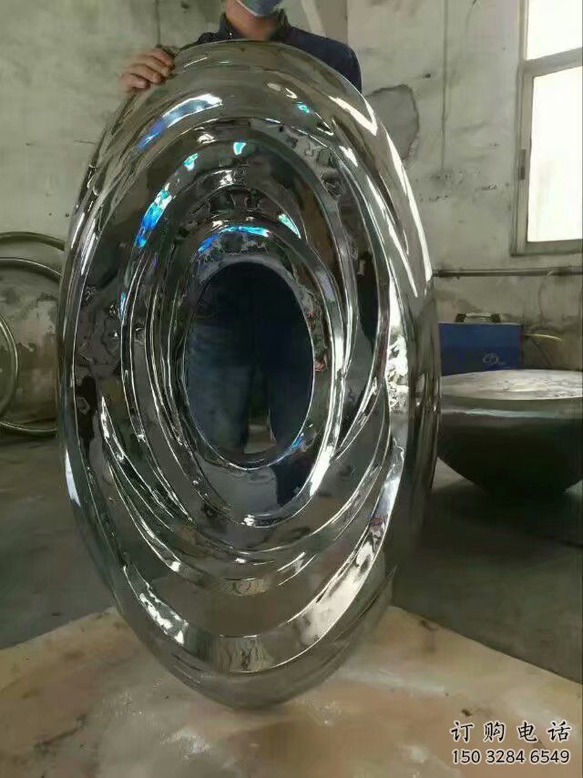 現代圓鏡雕塑廠家 大型別墅區擺件 抽象不銹鋼圓鏡雕塑生產