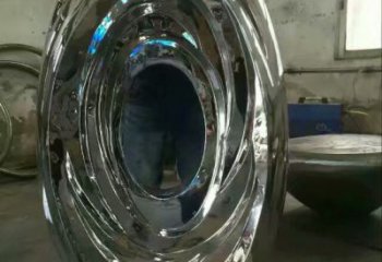 現(xiàn)代圓鏡雕塑廠家 大型別墅區(qū)擺件 抽象不銹鋼圓鏡雕塑生產(chǎn)