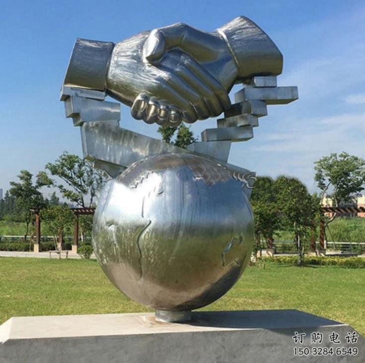 鏡面握手雕塑廠家 大型擺件 現(xiàn)代不銹鋼握手雕塑廠