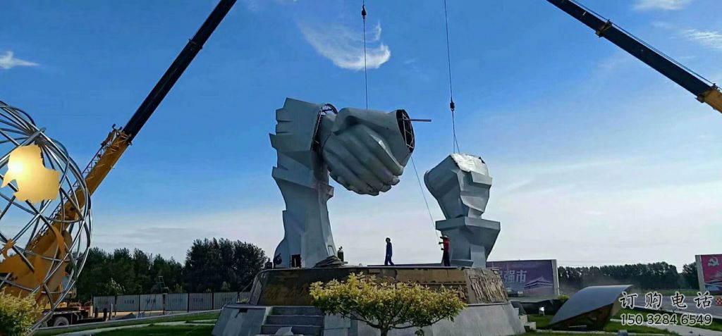 拉絲握手雕塑廠家 創(chuàng)意擺件 別墅區(qū)不銹鋼握手雕塑廠