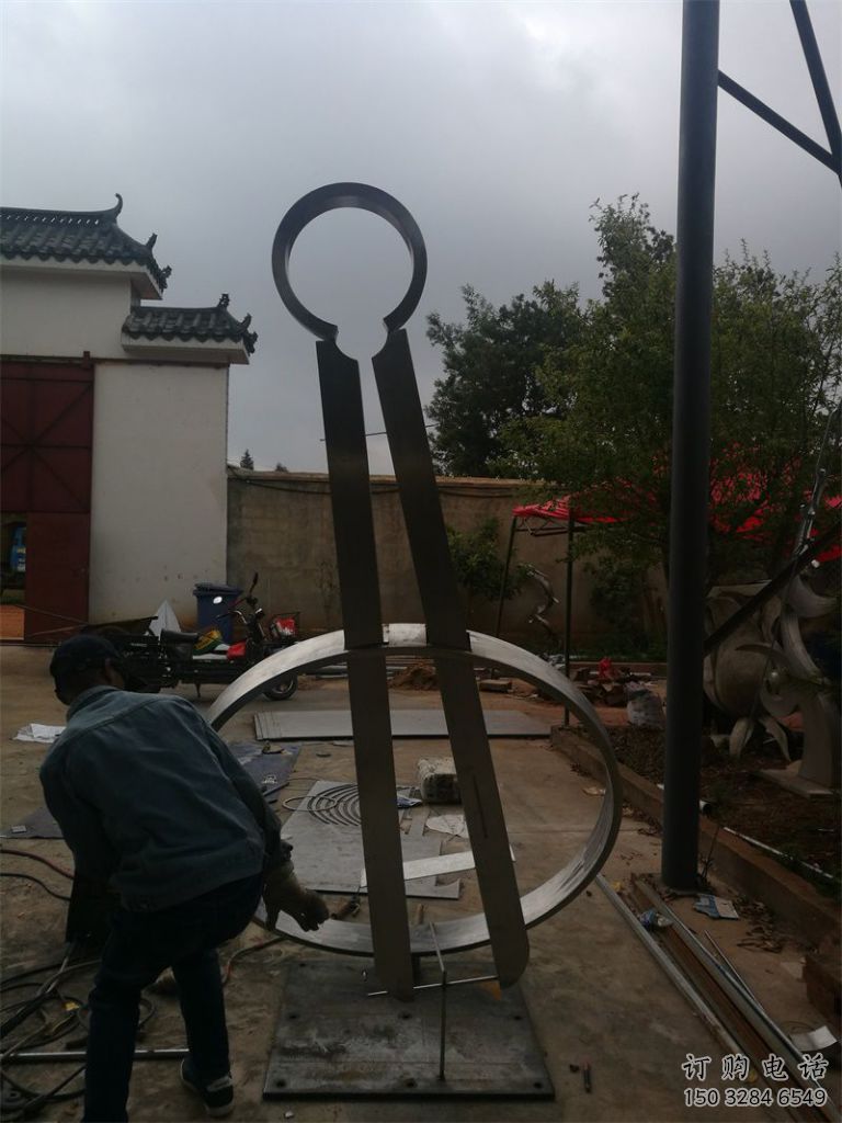 拉絲圓規(guī)雕塑廠家 鏤空創(chuàng)意擺件 別墅區(qū)不銹鋼圓規(guī)雕塑廠
