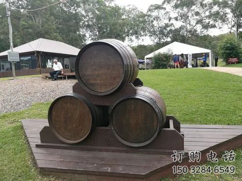 街頭酒桶雕塑廠家 大型別墅區擺件 仿古酒桶雕塑廠