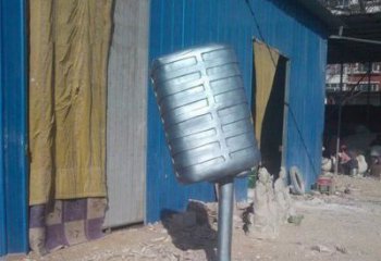 街頭話筒雕塑廠家 大型別墅區(qū)擺件 現(xiàn)代不銹鋼話筒雕塑廠