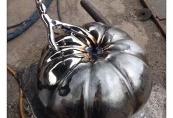 大型商場(chǎng)南瓜雕塑廠家 仿真蔬菜擺件 鏡面不銹鋼南瓜雕塑廠