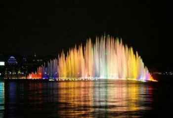 廣場程控噴泉雕塑，高噴循環噴水方式設計