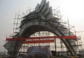 大門雕塑安裝，不銹鋼大門雕塑制作現(xiàn)場