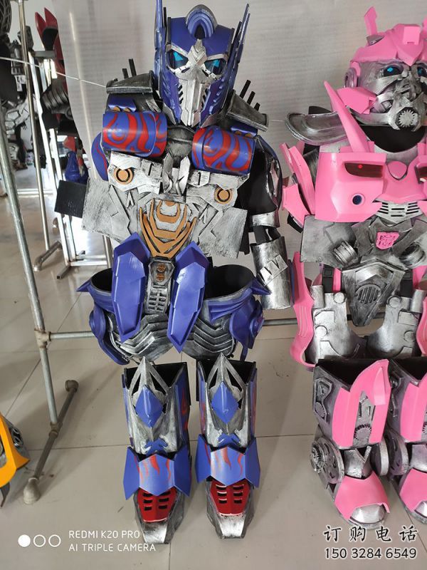 機甲小擎天柱和小紅蜂雕塑