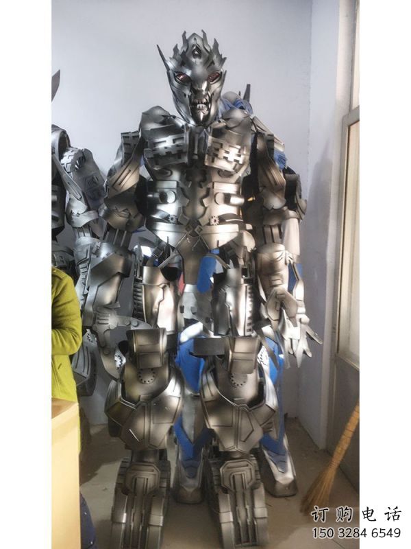 可穿戴威震天雕塑