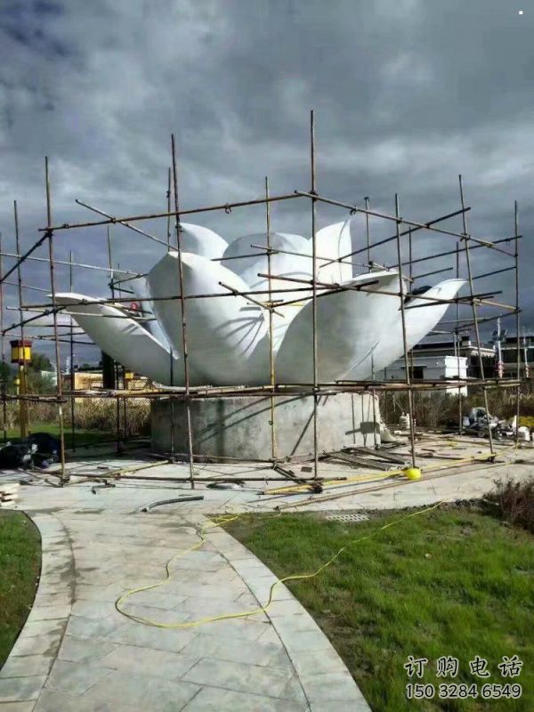 白鋼蓮花雕塑優(yōu)選，陸地擺件，不銹鋼蓮花雕塑制作廠家