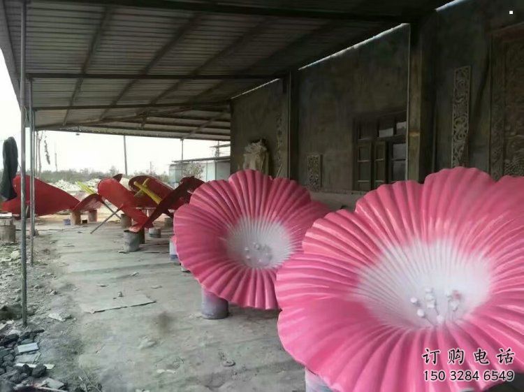 現(xiàn)代喇叭花雕塑