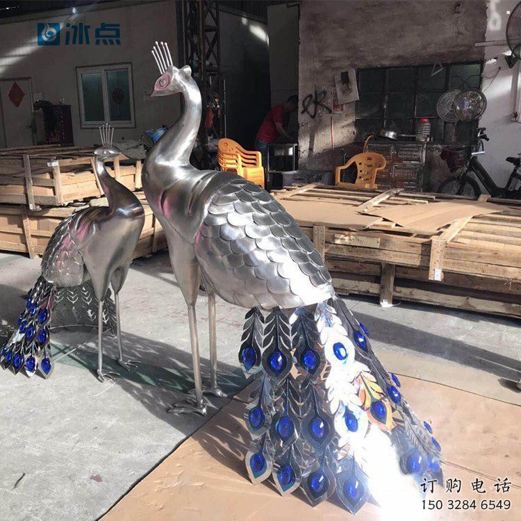 制作藝術孔雀雕塑廠家，鏡面工藝，不銹鋼孔雀雕塑預定