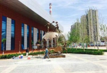 地球儀雕塑定價，拉絲工藝，地球儀人物雕塑制作