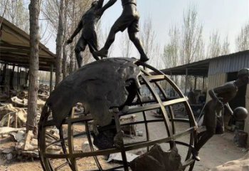 地球儀雕塑制作，美陳雕塑，地球儀人物雕塑制造廠家