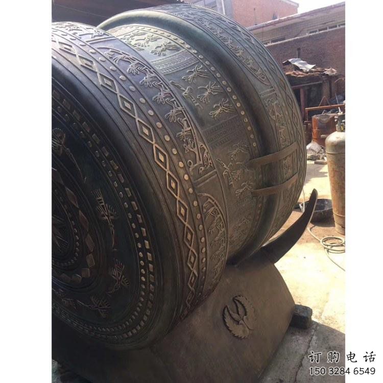 銅鼓雕塑批發(fā)，校園雕塑，抽象銅鼓雕塑定價(jià)