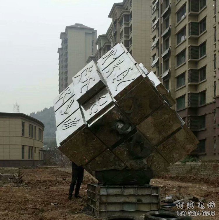 房地產(chǎn)正方形雕塑