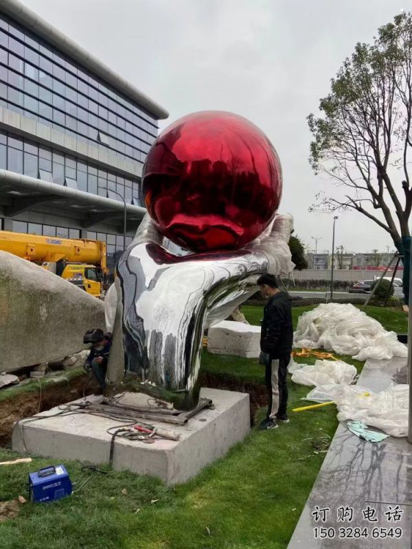 手托圓球雕塑指用，景觀(guān)概念，不銹鋼手托圓球雕塑廠(chǎng)家