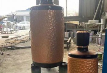 藝術(shù)酒瓶雕塑展品，室外軟裝，展示玻璃鋼酒瓶雕塑訂做