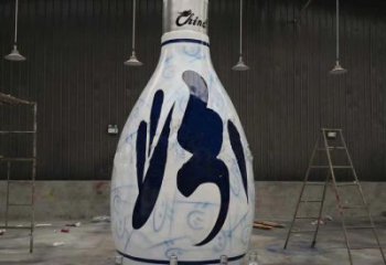 店門口瓶子雕塑