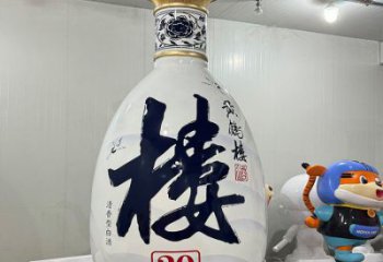 洋酒瓶雕塑承接，景觀雕塑，玻璃鋼洋酒瓶雕塑定制